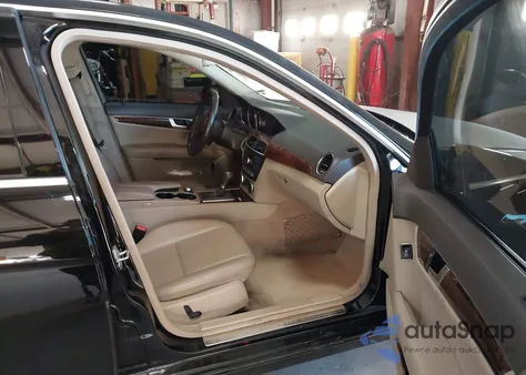 2013 Mercedes-Benz C 300 Luxury 4Matic z USA, uszkodzony, nr VIN WDDGF8ABXDR268413